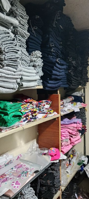GKKids en crecimiento: estantes llenos de inventario organizado por tallas